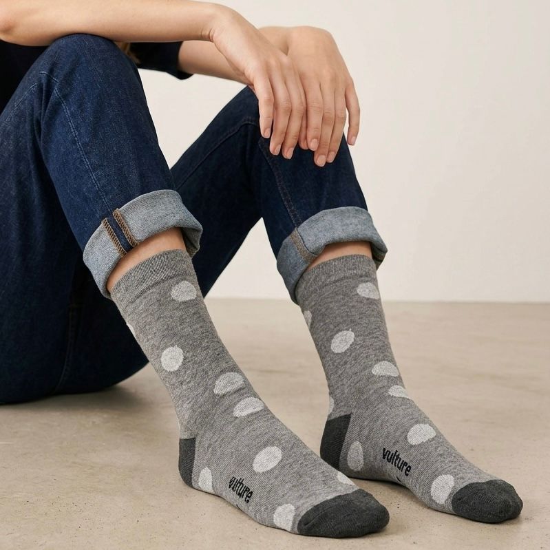 V08 - Polka Dot Socks